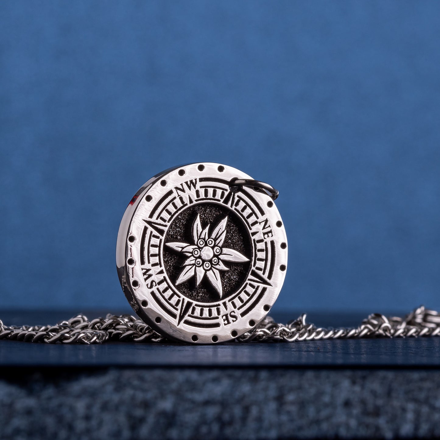 Edelweiss Compass Pendant - Gift for Adventure Lovers, Boulderer, Climber! Mountain Pendant for backpackers